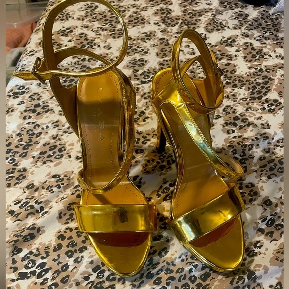 新品☆ZARA ザラ ゴールド アンクルブーツ gold ゴールド ZARA（ブーツ ・ ゴールド/金色系）のフリマアイテム一覧